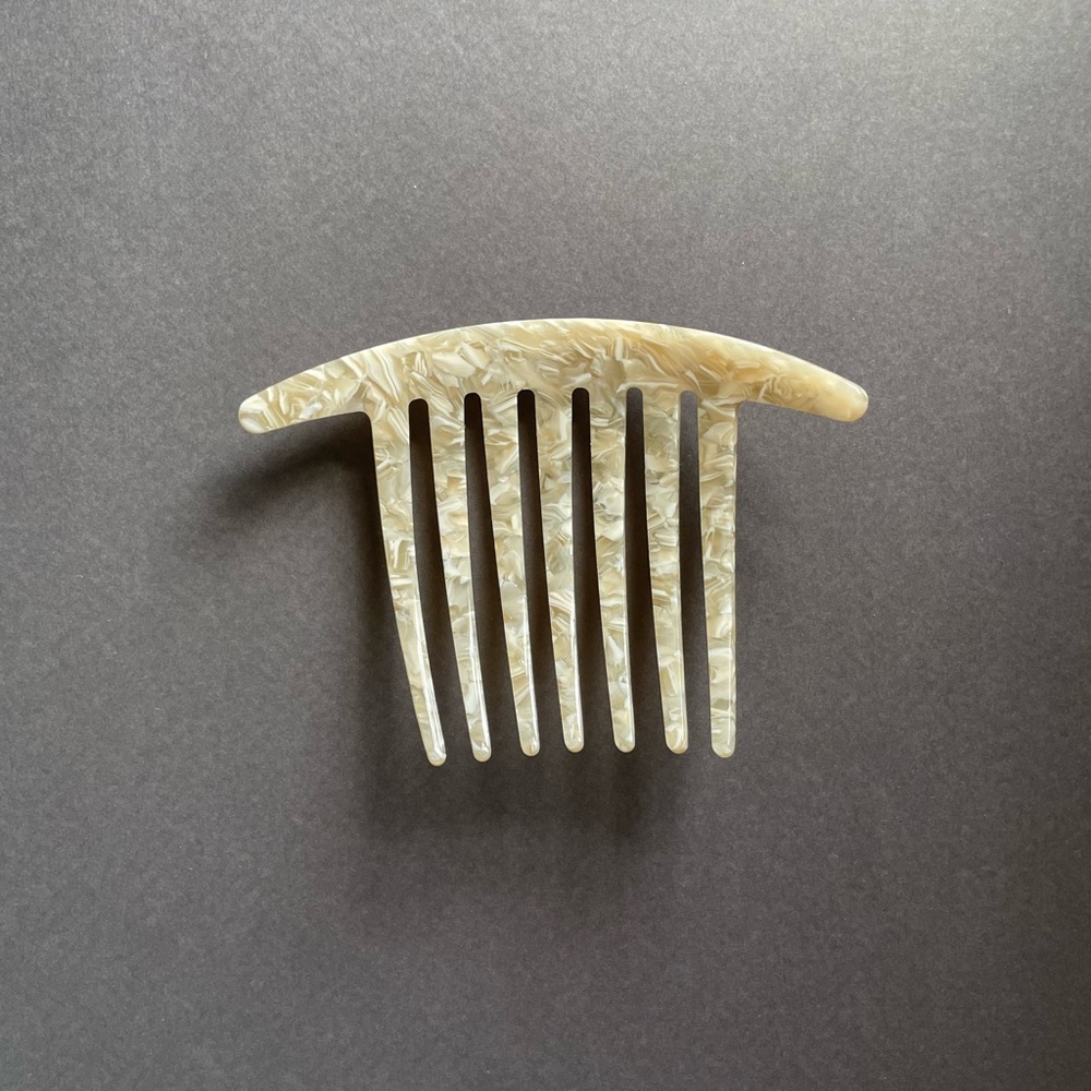 Minimal H. Cream Shell Pin - Picture 3 of 6